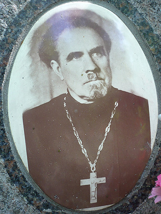 Протоиерей Иван Ивановский. Фото с памятника