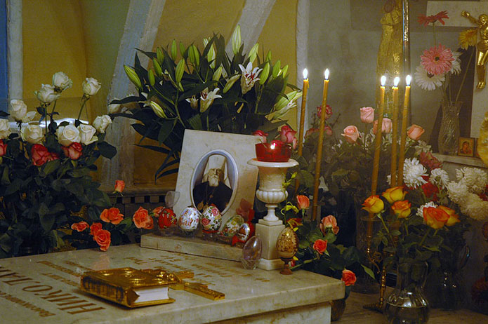 Фрагмент надгробия на могиле митрополита Николая (Ярушевича); фото С. Власова