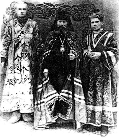 Епископ Арсений (в центре) в городе Бологое. Слева - протодиакон Михаил. 1945 год; фото из «Московского Журнала»
